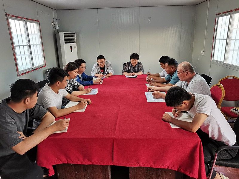 公司董事长亲临施工现场查看施工质量