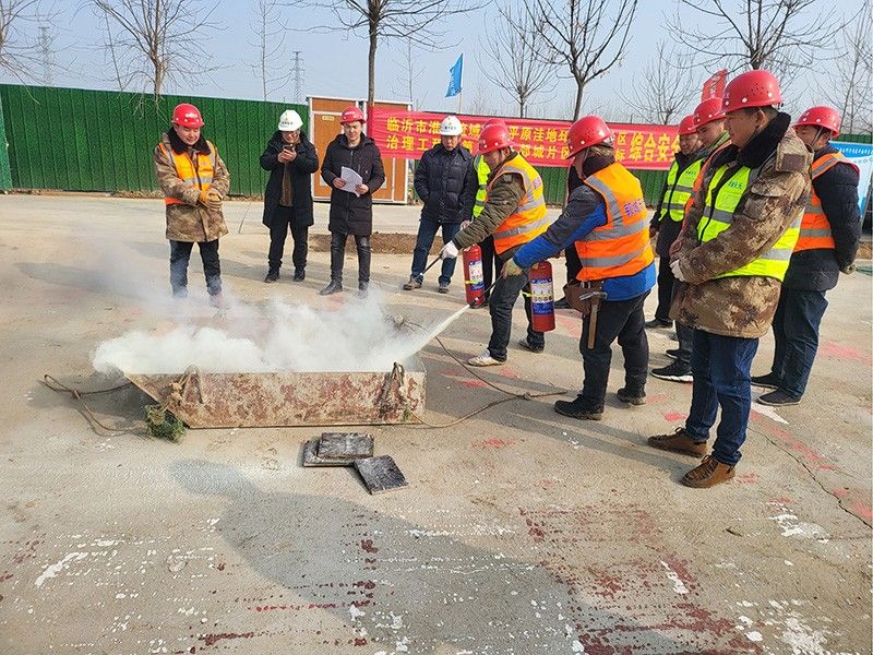 项目部进行火灾事故应急演练
